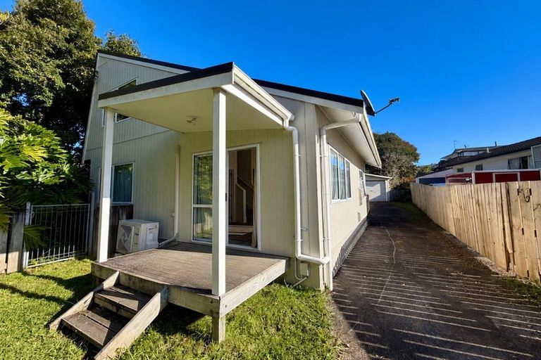 Photo of property in 52 Moncrieff Avenue, Clendon Park, Auckland, 2103