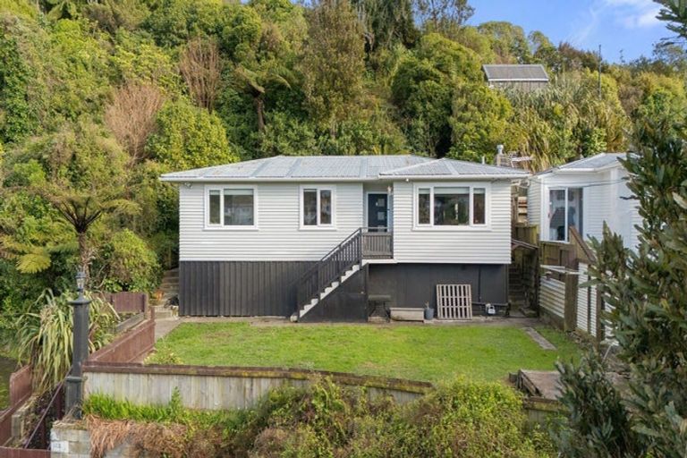 Photo of property in 123 Newlands Road, Newlands, Wellington, 6037