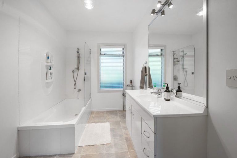 Photo of property in 40 Lakemere Way, Kinloch, Taupo, 3377