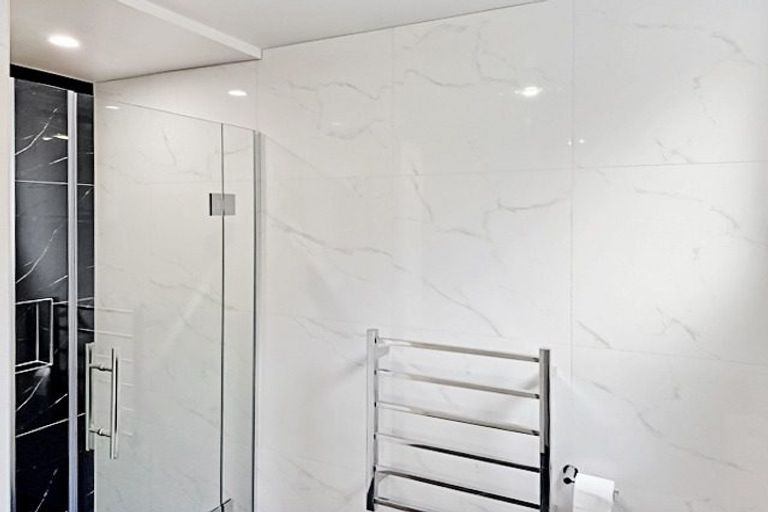 Photo of property in 10 Kuaha Road, Massey, Auckland, 0614