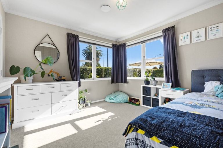 Photo of property in 2 Anzio Place, Awapuni, Palmerston North, 4412