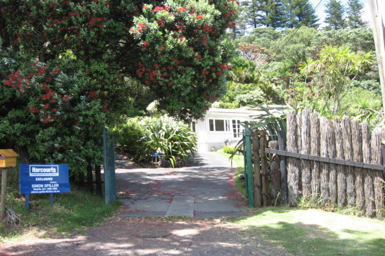 Photo of property in 39 Domain Crescent, Muriwai, Waimauku, 0881