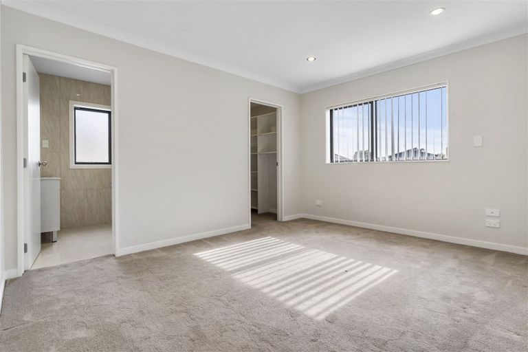 Photo of property in 6 Kirikiri Drive, Papakura, 2110