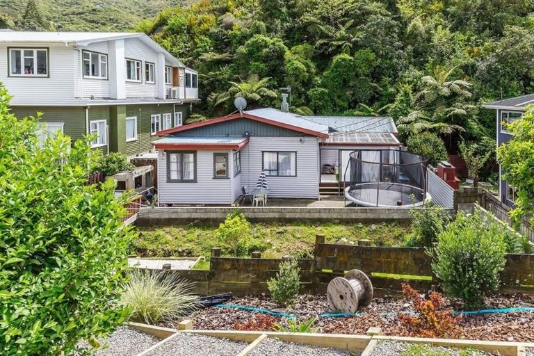 Photo of property in 42 Lincoln Avenue, Tawa, Wellington, 5028