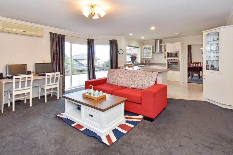 Photo of property in 32 Ewhurst Place, Goodwood Heights, Auckland, 2105