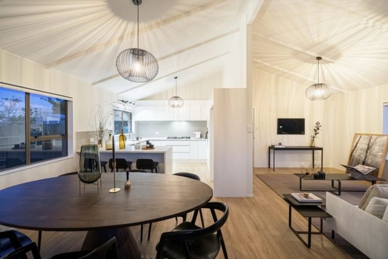 Photo of property in 2/17 Oliver Street, Point Chevalier, Auckland, 1022