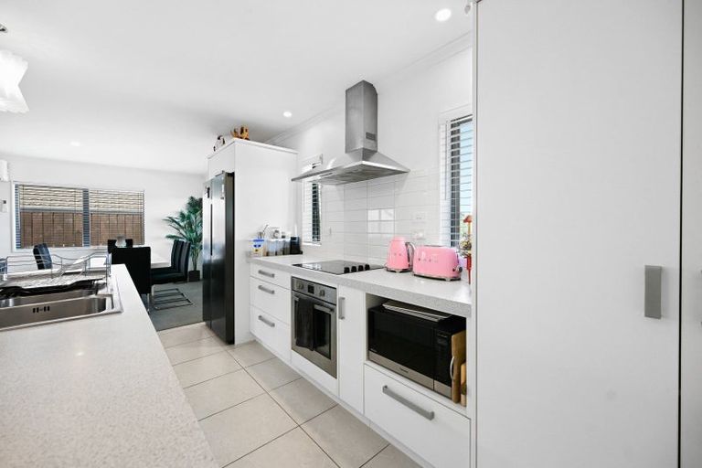 Photo of property in 56 Farnborough Drive, Grandview Heights, Hamilton, 3200