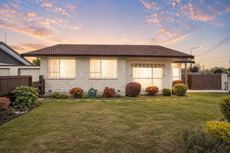 Photo of property in 2/32 Lake Terrace Road, Burwood, Christchurch, 8083