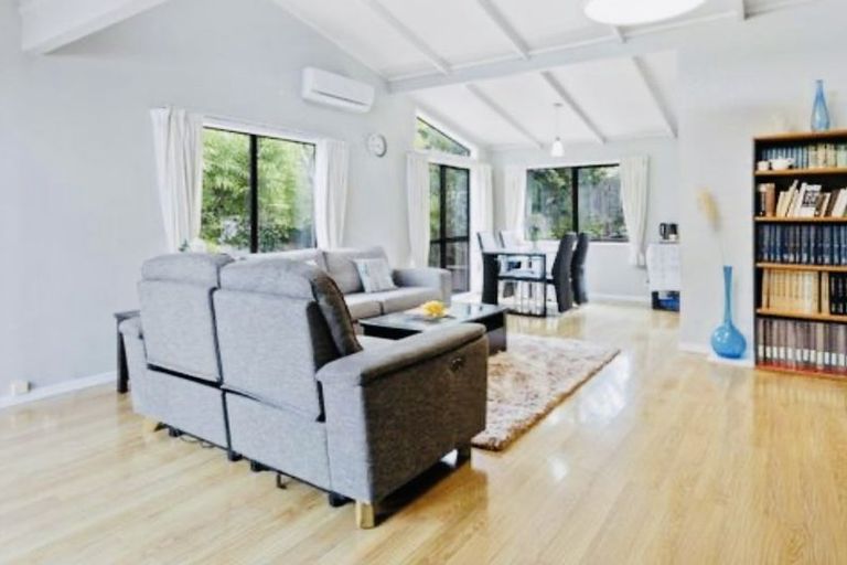 Photo of property in 30 Mannering Place, Hillcrest, Auckland, 0627