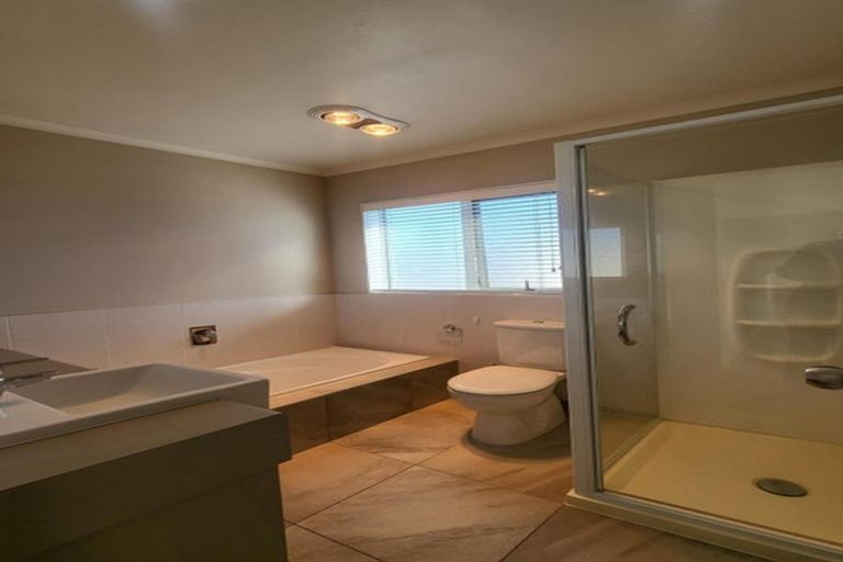 Photo of property in 11 Lorenzo Way, Flat Bush, Auckland, 2016