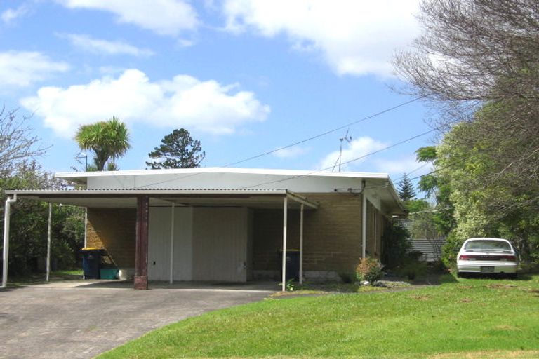 Photo of property in 2/20 Dakota Avenue, Beach Haven, Auckland, 0626