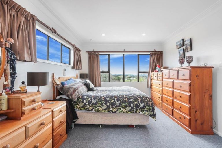 Photo of property in 34 Hobsonville Road, West Harbour, Auckland, 0618