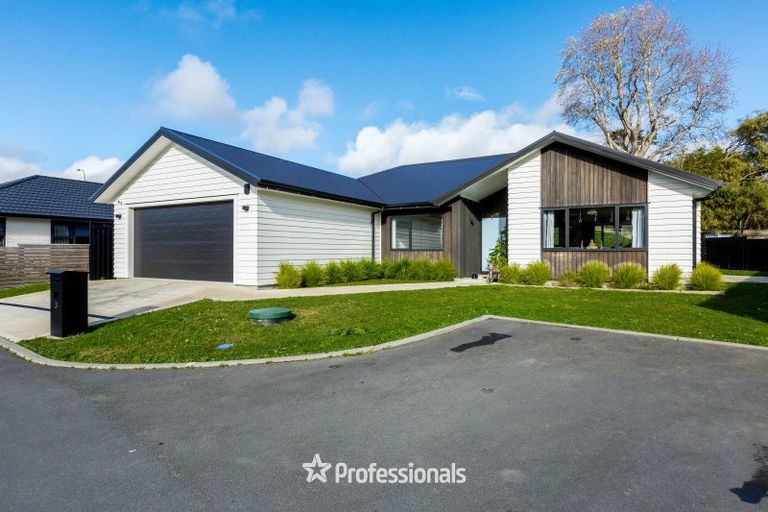 Photo of property in 3 Nikau Lane, Timberlea, Upper Hutt, 5018