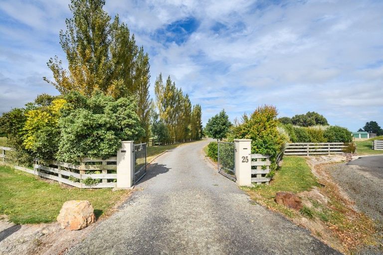 Photo of property in 25 Riverview Lane, Ashhurst, Palmerston North, 4470