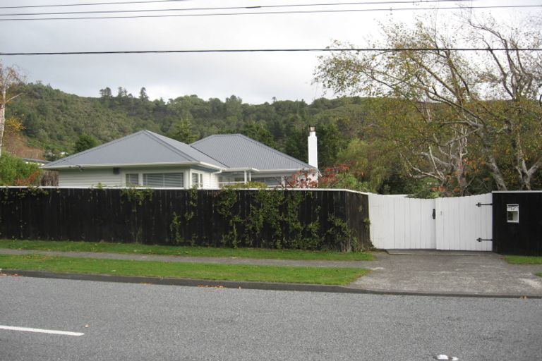 Photo of property in 90 Horoeka Street, Stokes Valley, Lower Hutt, 5019