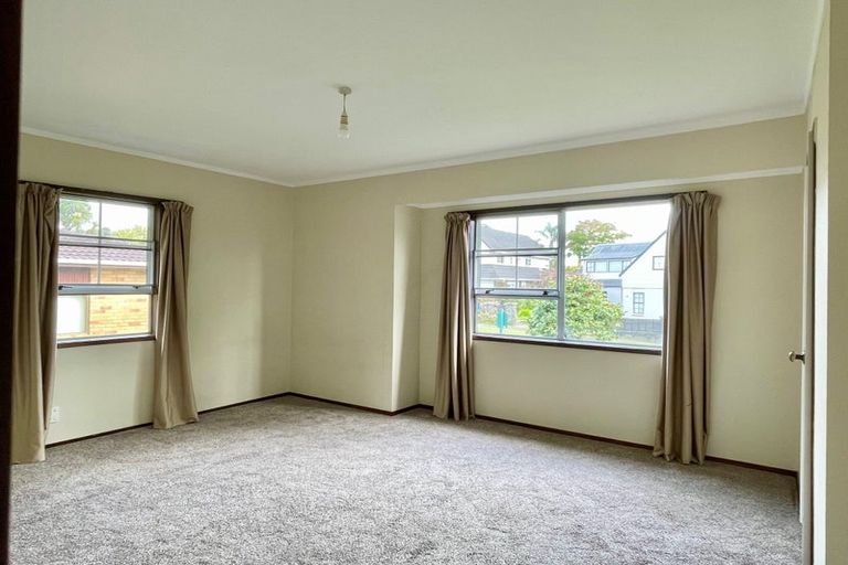 Photo of property in 11 Ravenstone Place, Chatswood, Auckland, 0626