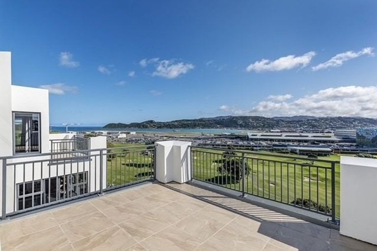 Photo of property in 8 Bunker Way, Strathmore Park, Wellington, 6022