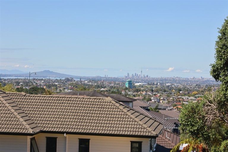 Photo of property in 4 Tasman Avenue, Henderson Valley, Auckland, 0614