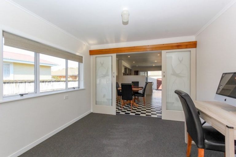 Photo of property in 11 Truby King Street, Merrilands, New Plymouth, 4312