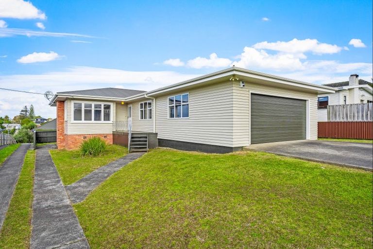 Photo of property in 35 Eastglen Road, Glen Eden, Auckland, 0602