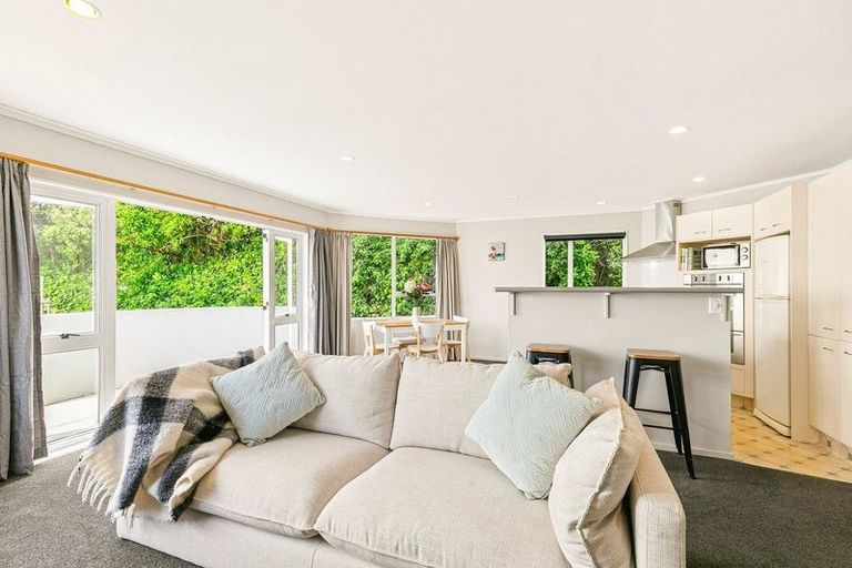 Photo of property in 5 Erskine Close, Island Bay, Wellington, 6023