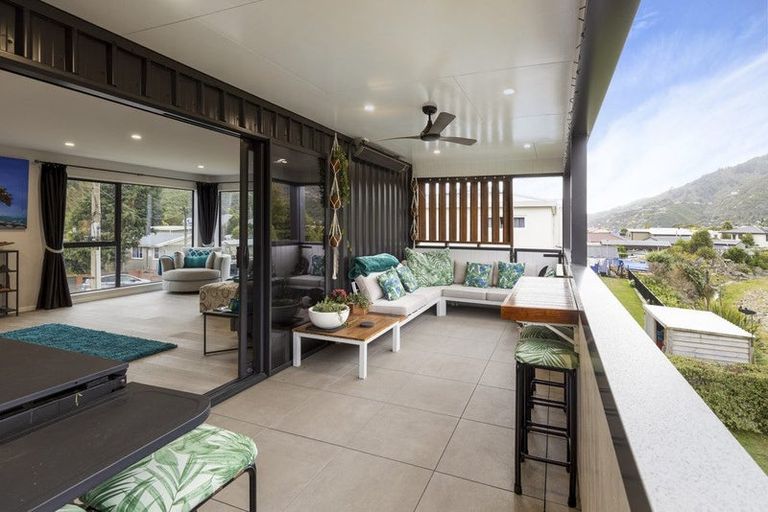 Photo of property in 15 Beach Road, Waikawa, Picton, 7220