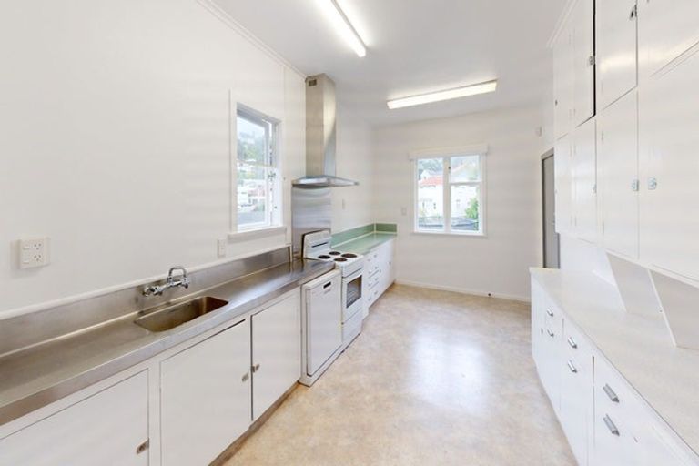 Photo of property in 18 Cavendish Square, Strathmore Park, Wellington, 6022