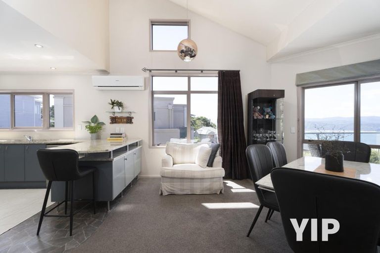 Photo of property in 14 Dress Circle, Newlands, Wellington, 6037