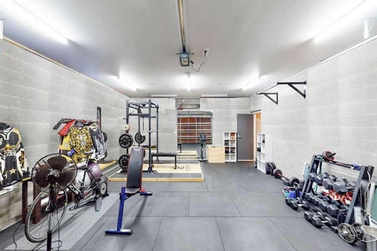 Photo of property in 11 Sovereign Point, Kaiwharawhara, Wellington, 6035