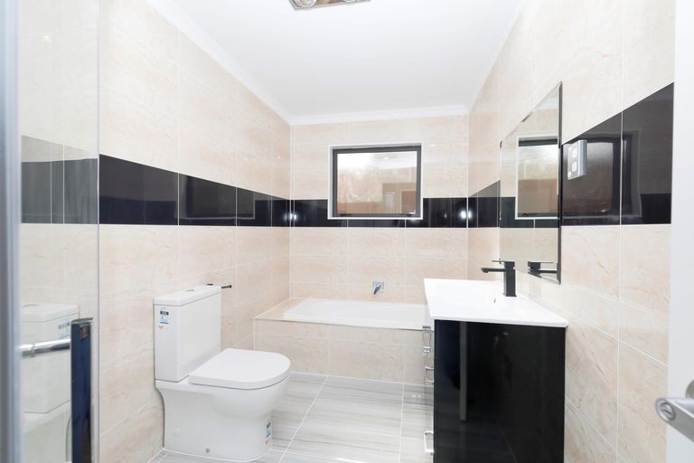 Photo of property in 9a Rimu Street, New Lynn, Auckland, 0600