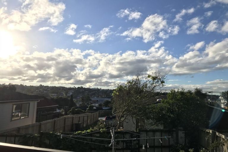 Photo of property in 1/309 Wairau Road, Totara Vale, Auckland, 0627