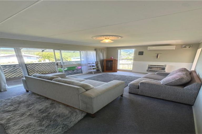 Photo of property in 50 Aniseed Grove, Timberlea, Upper Hutt, 5018