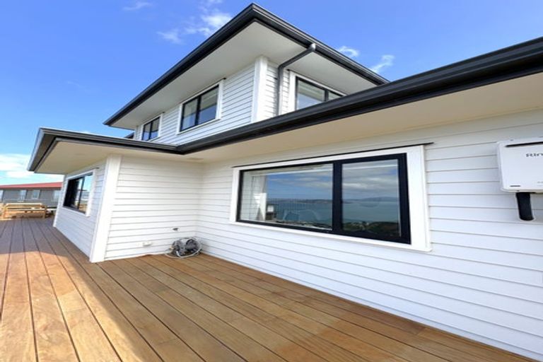 Photo of property in 37 Boeing Way, Newlands, Wellington, 6037