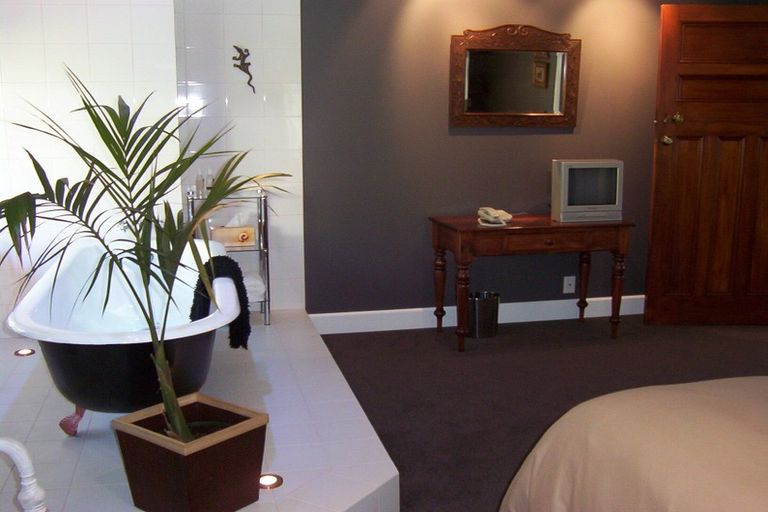 Photo of property in 19-21 Leicester Street, Picton, 7220