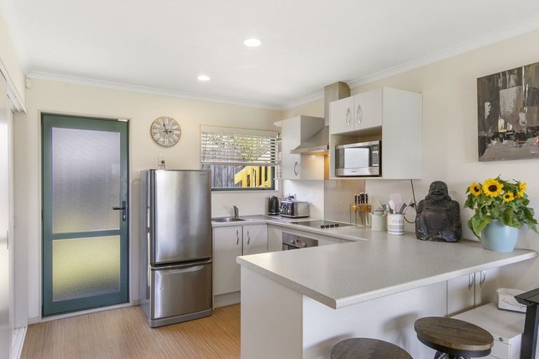 Photo of property in 15 Dalwhinnie Parade, Highland Park, Auckland, 2010