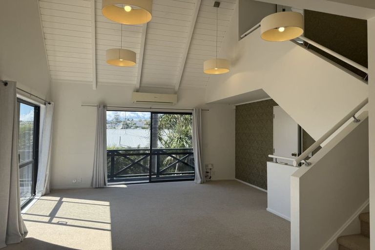 Photo of property in 2/31 Kiteroa Terrace, Rothesay Bay, Auckland, 0630