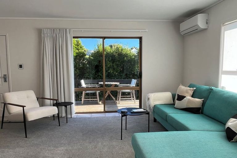 Photo of property in 2/16 Malters Place, Browns Bay, Auckland, 0630