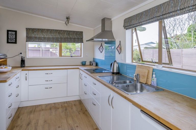 Photo of property in 8 O'rourke Place, Otaki Beach, Otaki, 5512