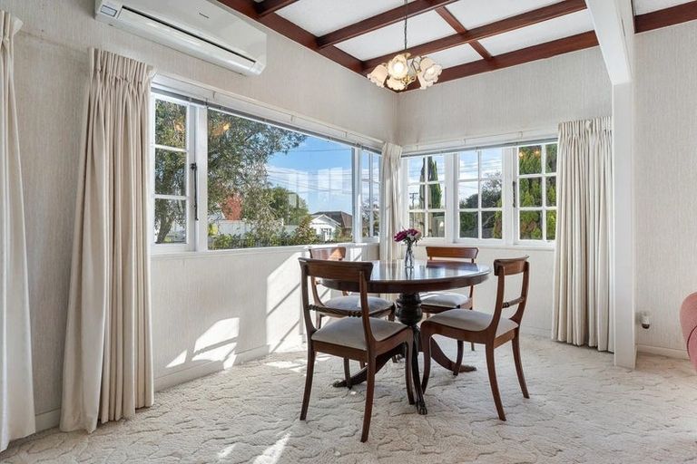 Photo of property in 1 Manor Place, Point Chevalier, Auckland, 1022