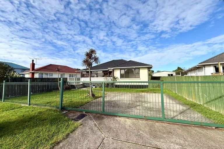 Photo of property in 6 Durham Street, Te Atatu Peninsula, Auckland, 0610