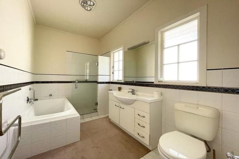 Photo of property in 40 Matai Road, Greenlane, Auckland, 1051
