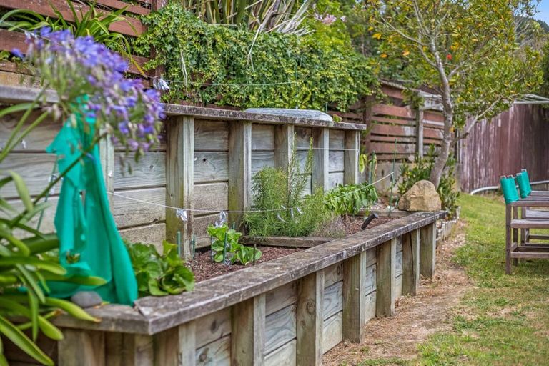 Photo of property in 8a Florio Terrace, Tawa, Wellington, 5028