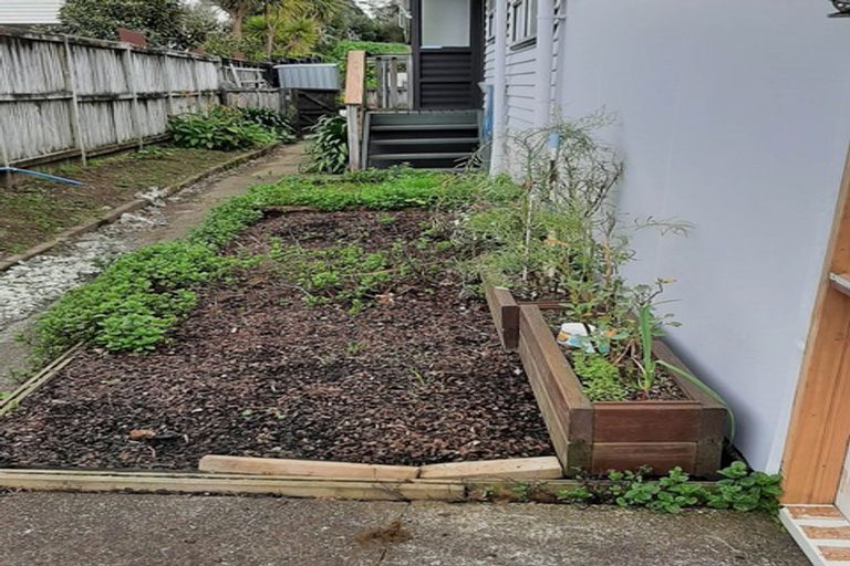 Photo of property in 2/127 Portage Road, New Lynn, Auckland, 0600