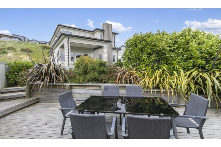 Photo of property in 15 Canary Way, Whitby, Porirua, 5024