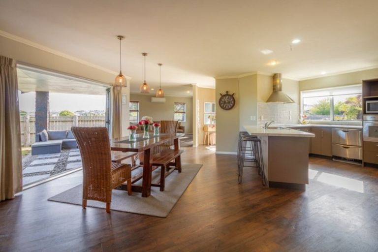 Photo of property in 174 Schnell Drive, Kelvin Grove, Palmerston North, 4414