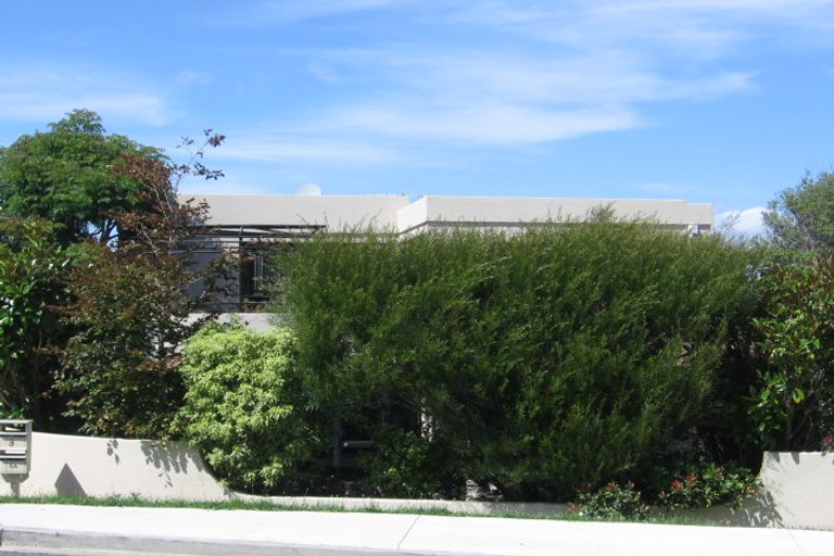 Photo of property in 2/5 Vaughan Crescent, Murrays Bay, Auckland, 0630