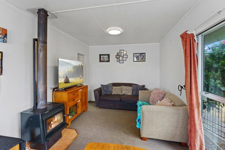 Photo of property in 6 Colenso Place, Otaki Beach, Otaki, 5512