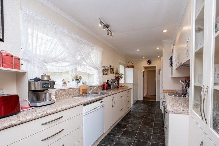 Photo of property in 16 Montjoy Street, Stratford, 4332