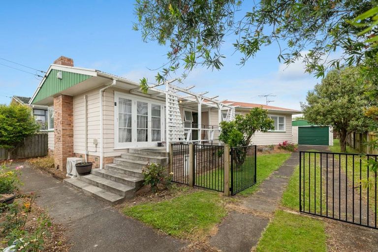 Photo of property in 16 Hollinbrigg Place, Manurewa, Auckland, 2102