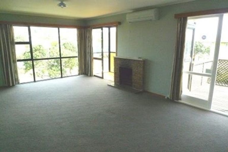 Photo of property in 60 Stewart Drive, Newlands, Wellington, 6037